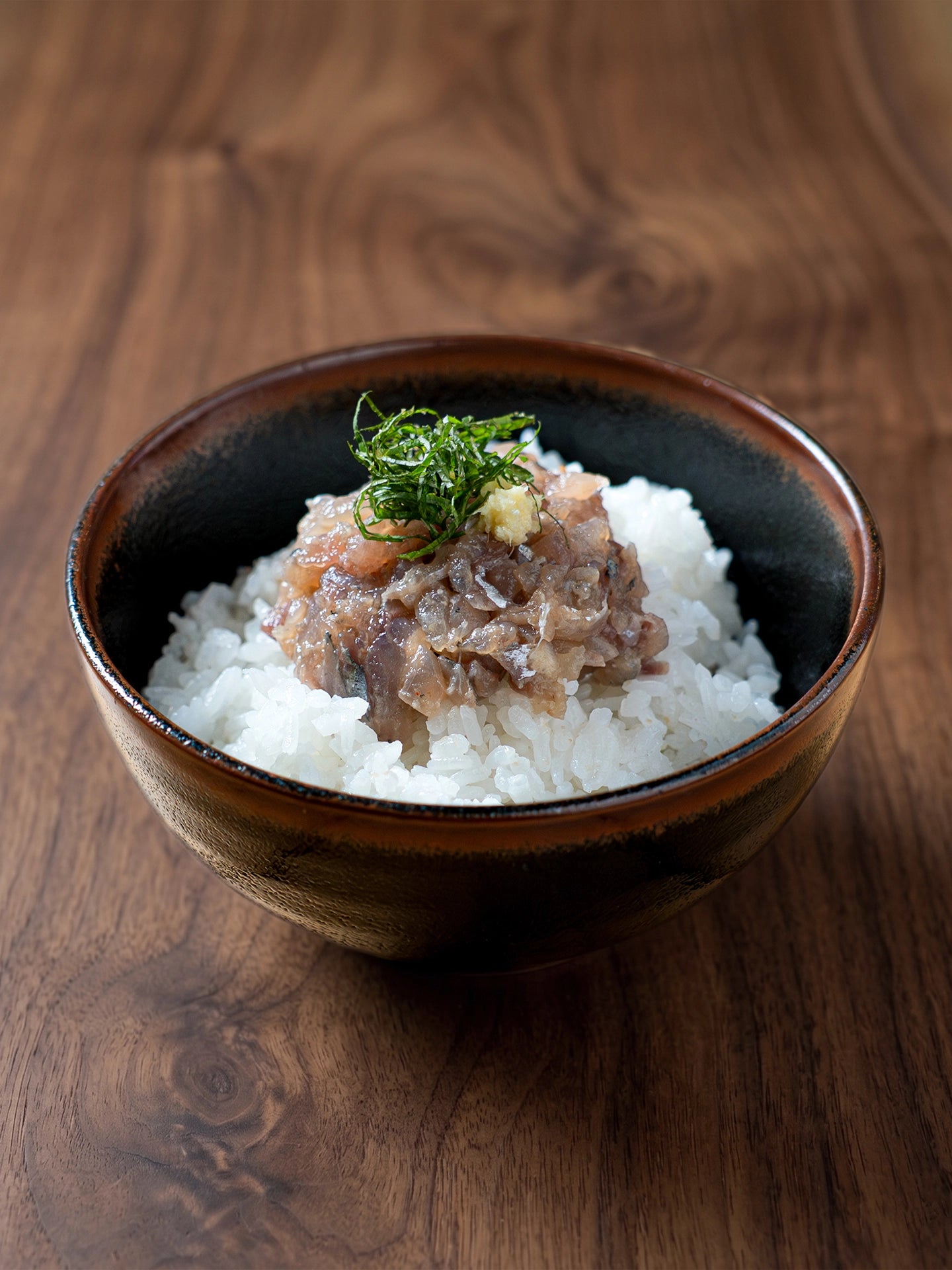 茶碗に盛られたご飯の上に乗るあじなめろう