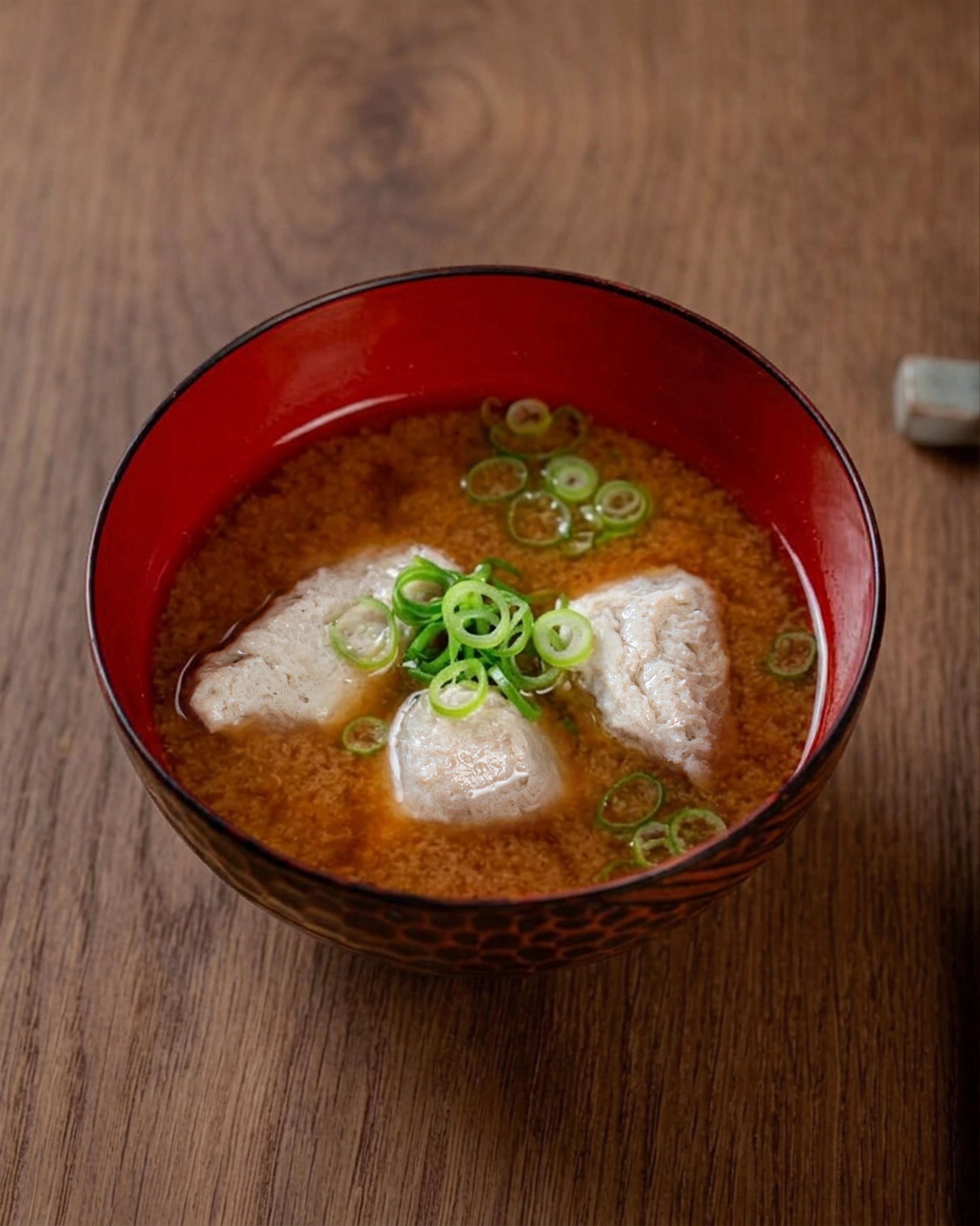 すりみの入った味噌汁の写真