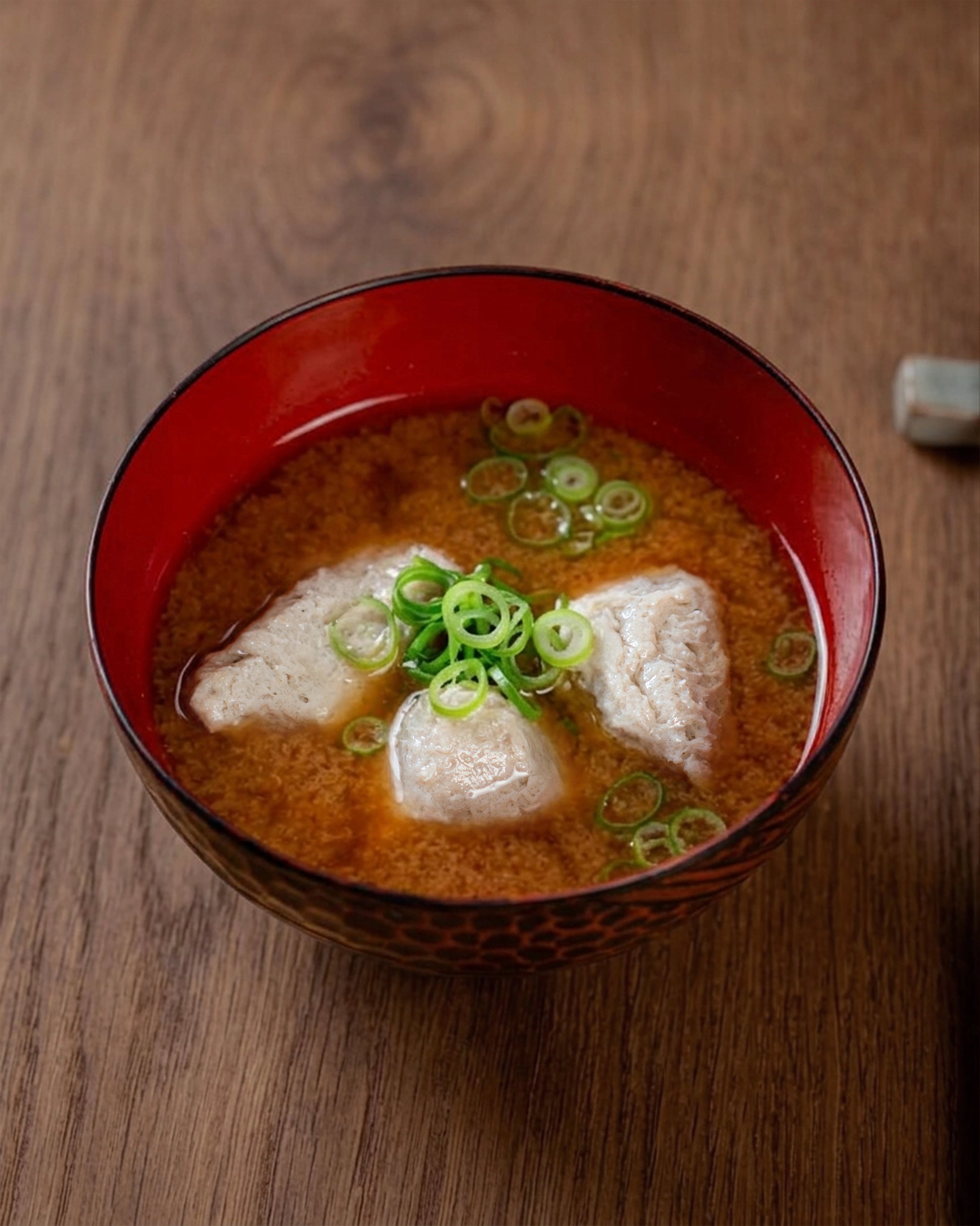 すりみの入った味噌汁の写真